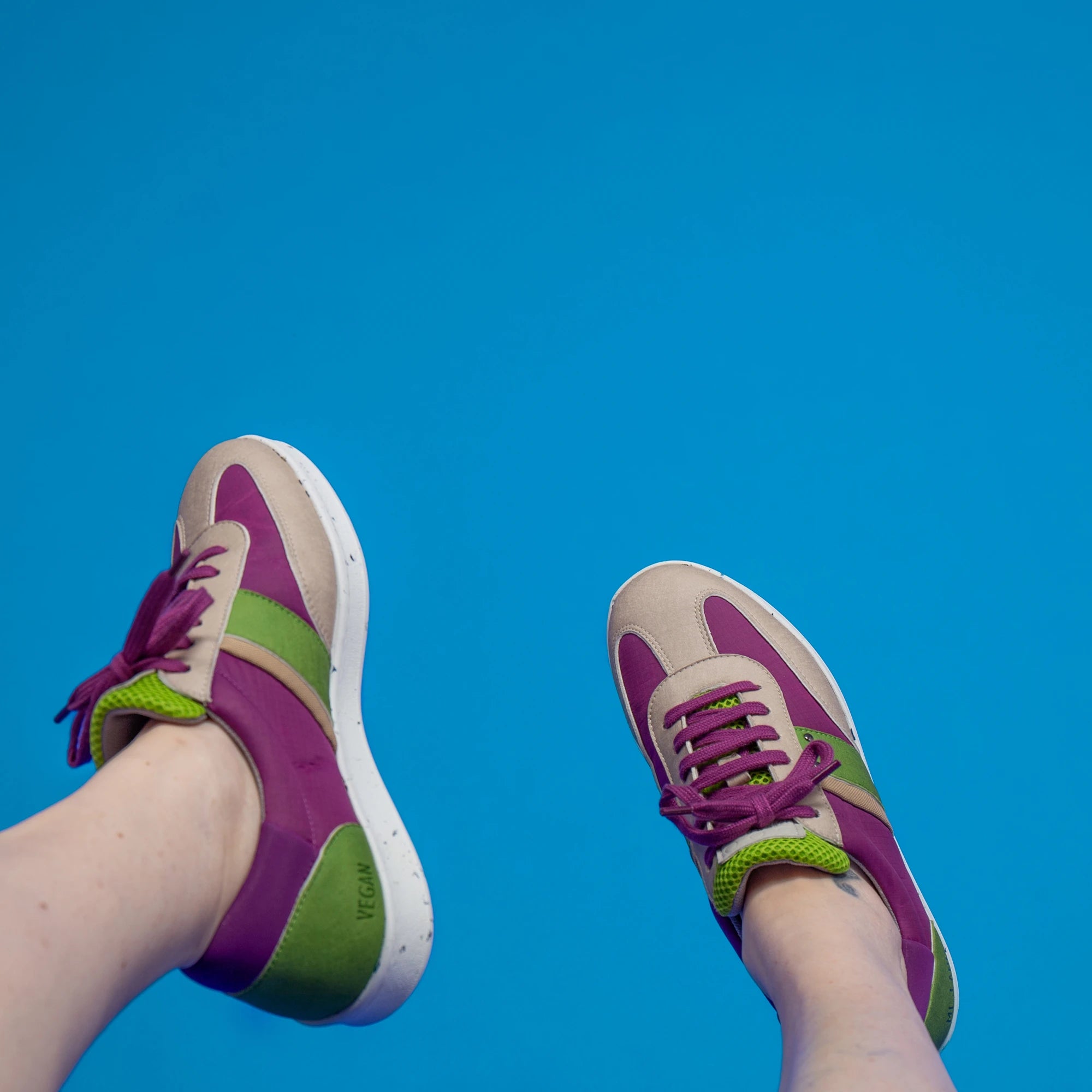 Basket vegan et recyclée Vivace en nylon beige, violet et vert