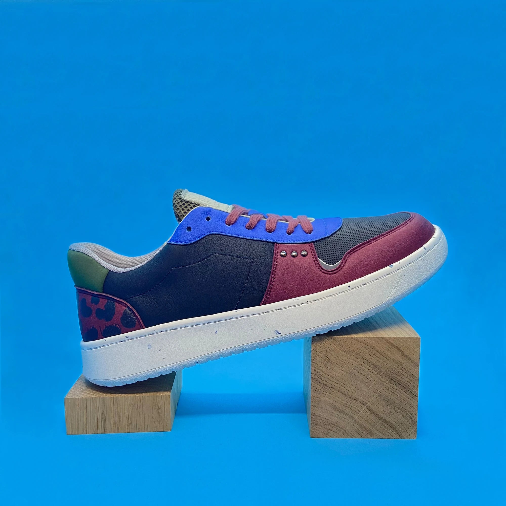Basket vegan et recyclée Evan en simili noir, bordeaux et bleu