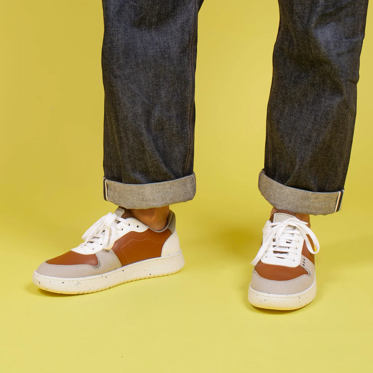 Basket vegan et recyclée Evan en simili cognac et blanc