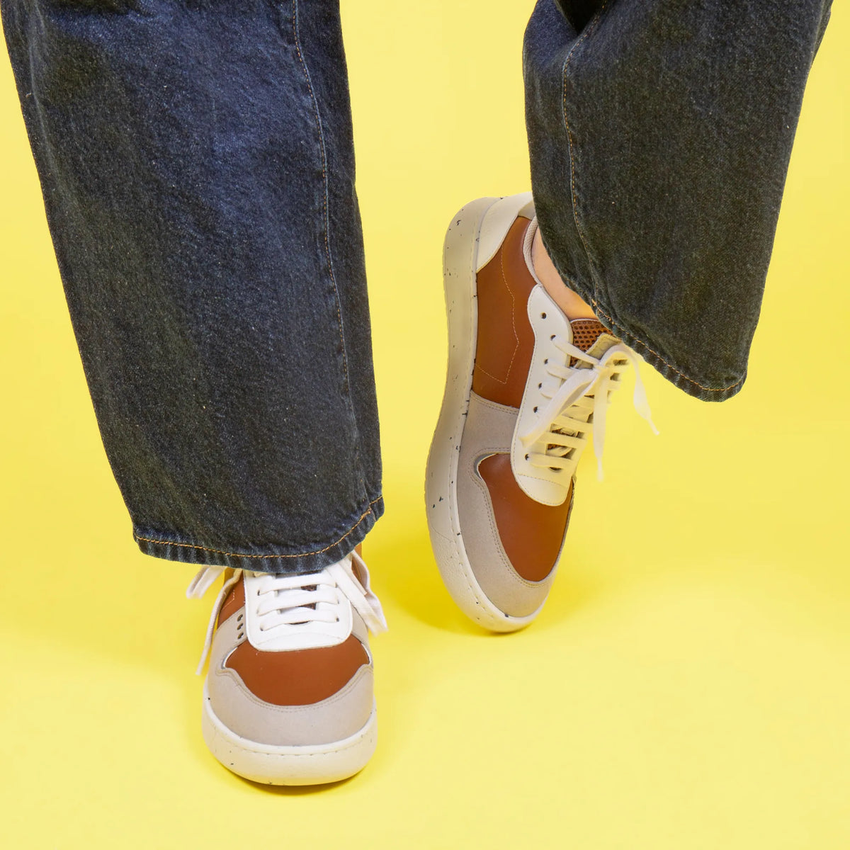 Basket vegan et recyclée Evan en simili cognac et blanc