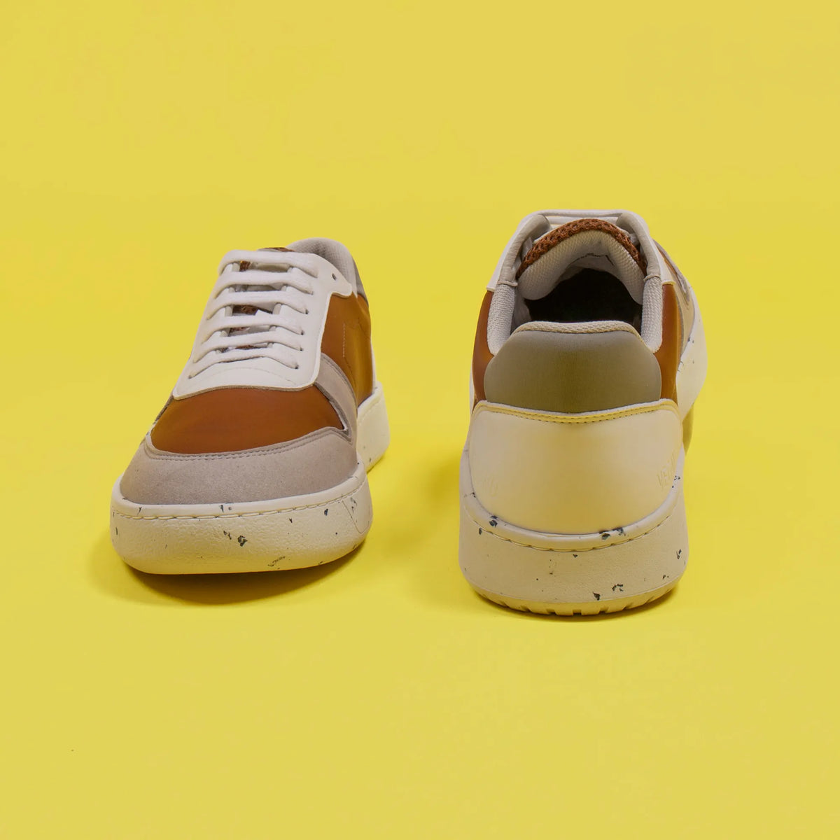 Basket vegan et recyclée Evan en simili cognac et blanc