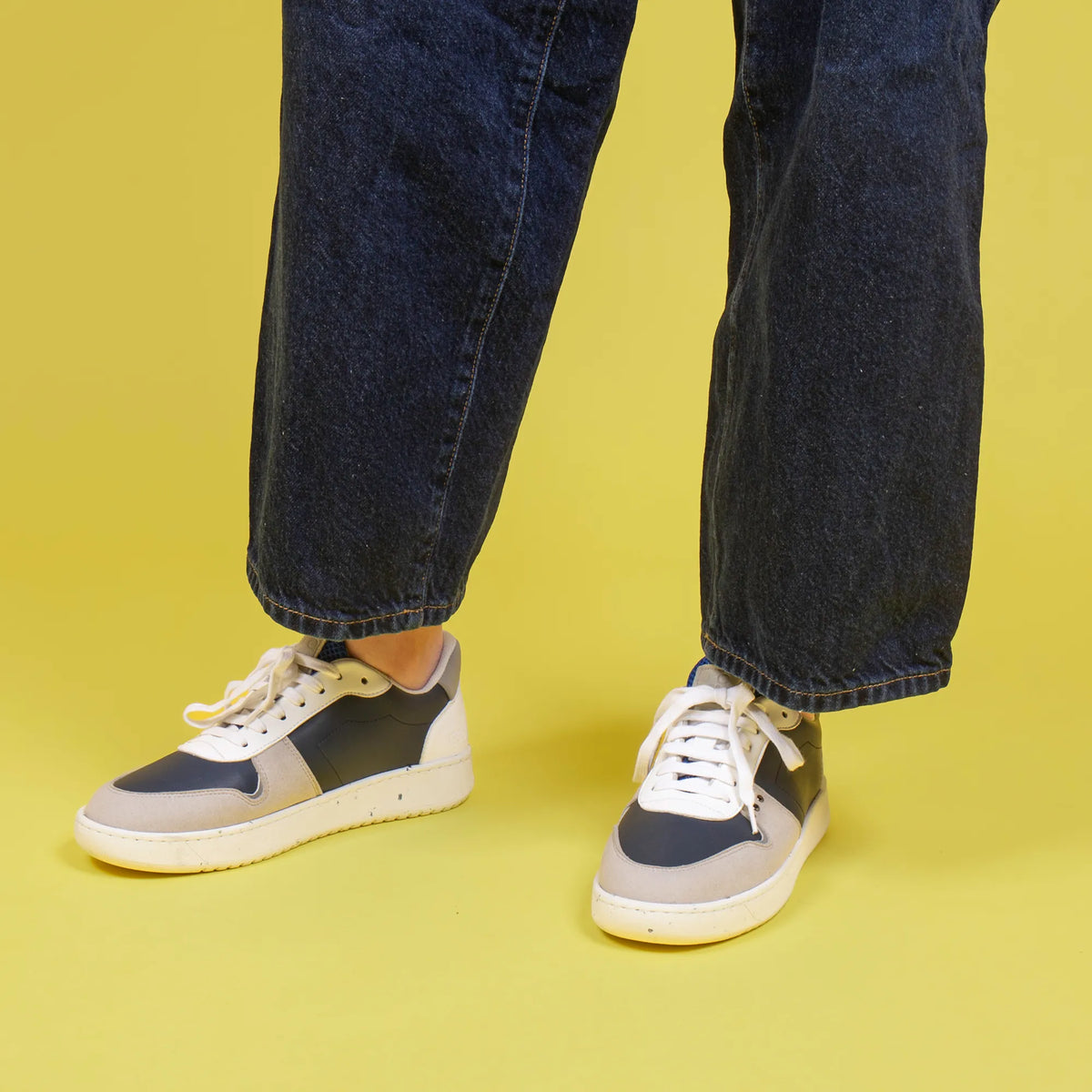 Basket vegan et recyclée Evan en simili bleu et blanc