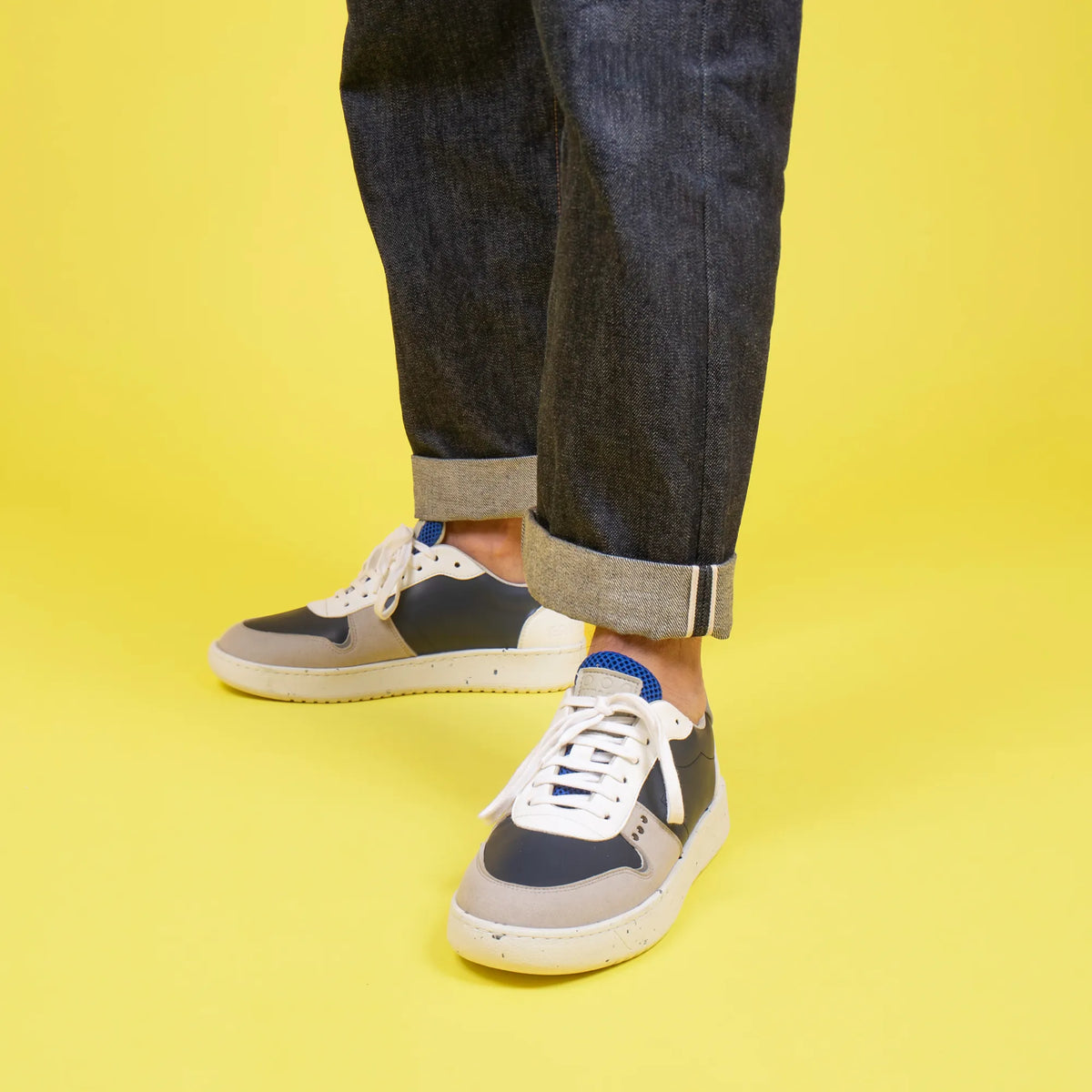 Basket vegan et recyclée Evan en simili bleu et blanc