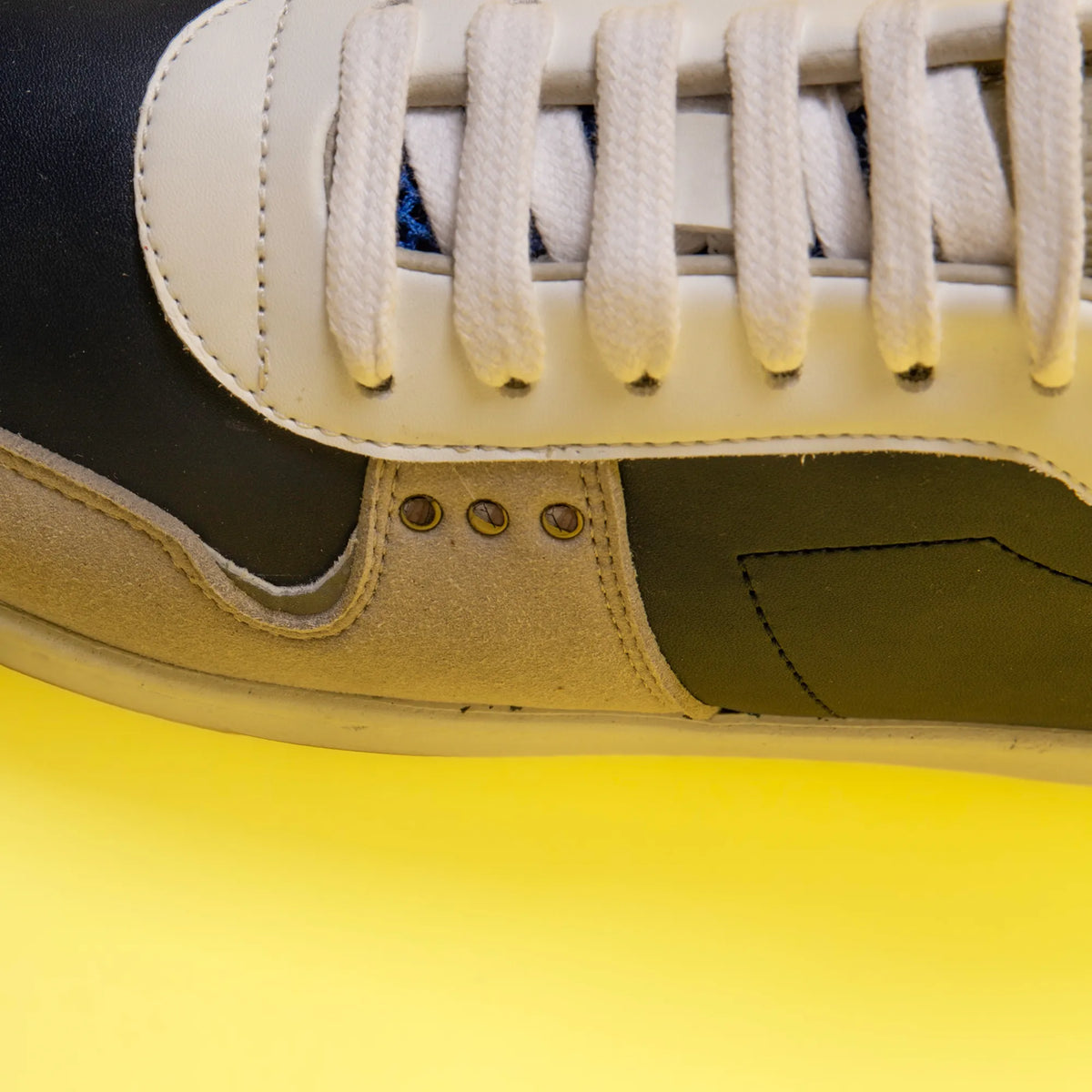 Basket vegan et recyclée Evan en simili bleu et blanc