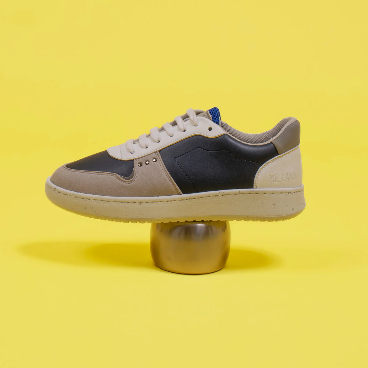 Basket vegan et recyclée Evan en simili bleu et blanc