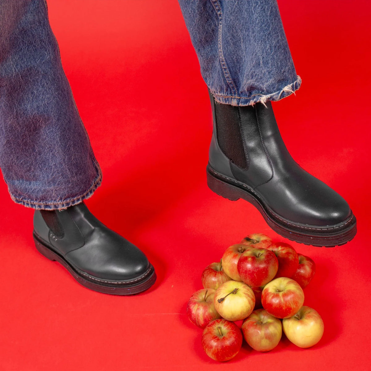 Black apple leather chelsea boots ✔ ME.LAND