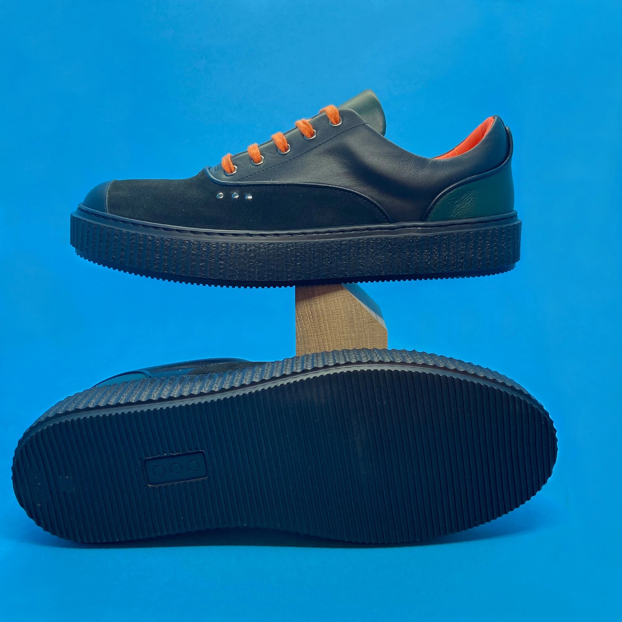 Basket Meaker Bright Black en daim noir, vert et orange