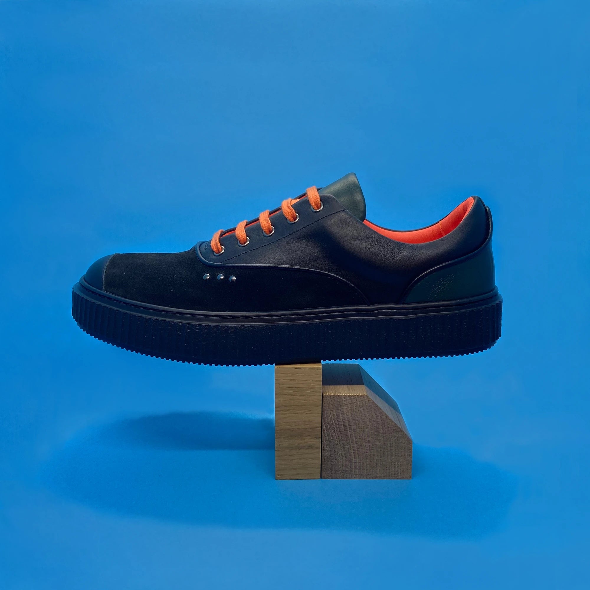 Basket Meaker Bright Black en daim noir, vert et orange