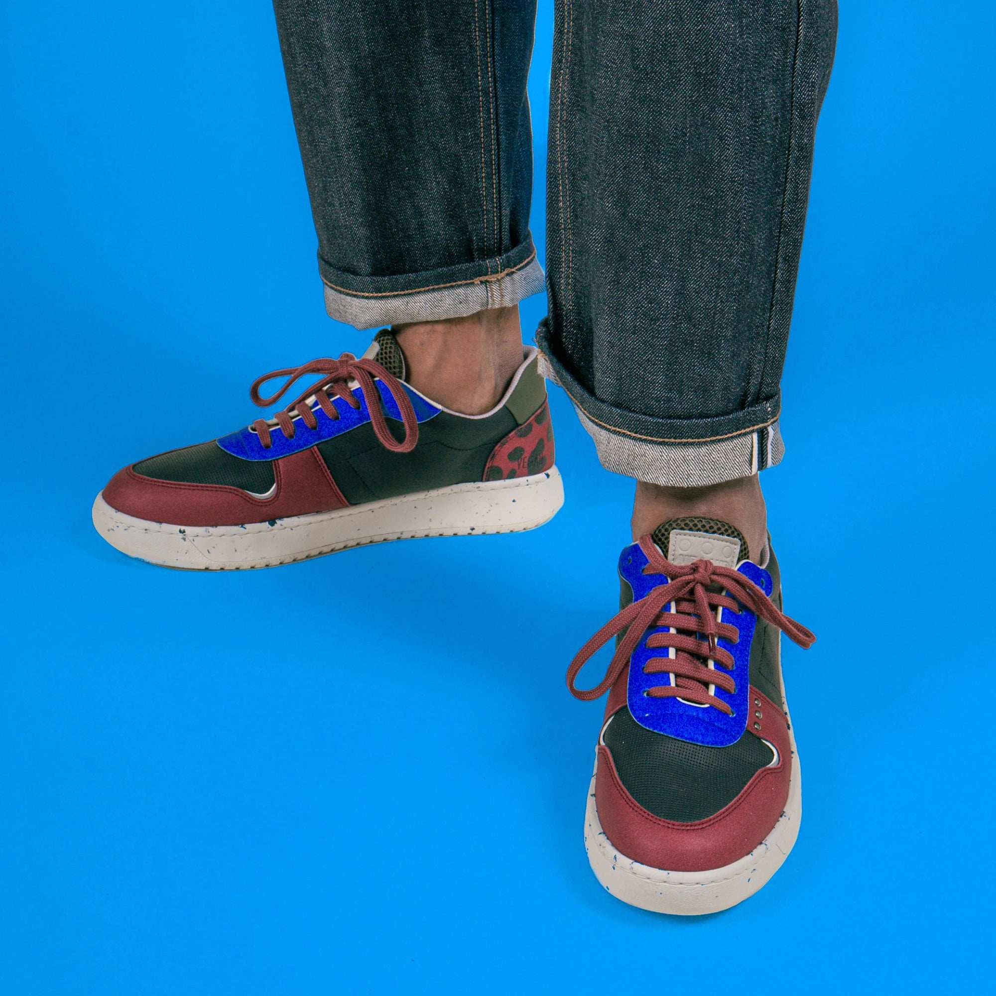 Basket vegan et recyclée Evan en simili noir, bordeaux et bleu