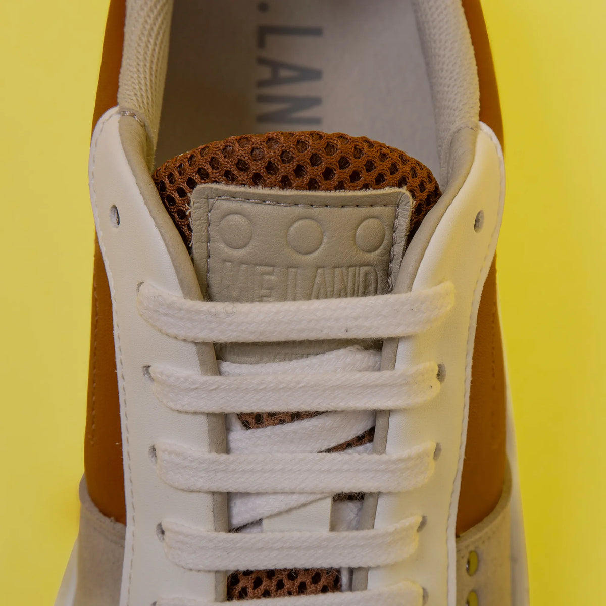 Basket vegan et recyclée Evan en simili cognac et blanc