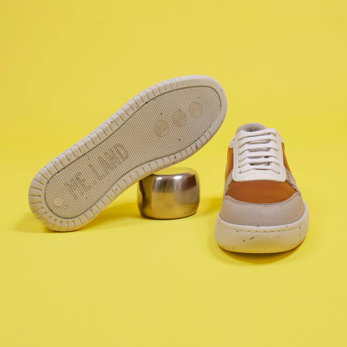 Basket vegan et recyclée Evan en simili cognac et blanc
