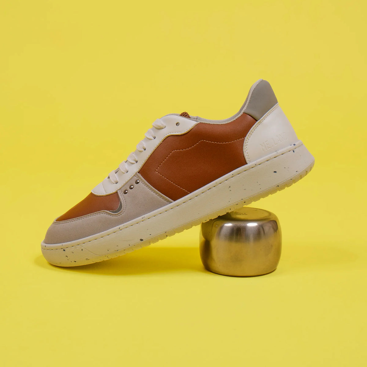Basket vegan et recyclée Evan en simili cognac et blanc