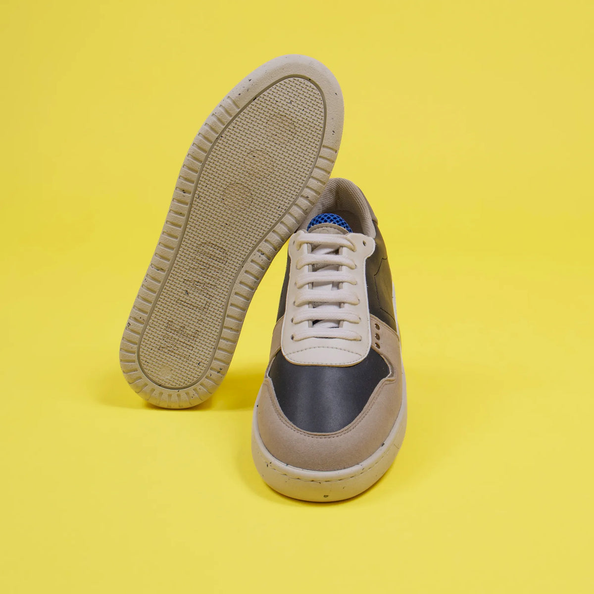 Basket vegan et recyclée Evan en simili bleu et blanc