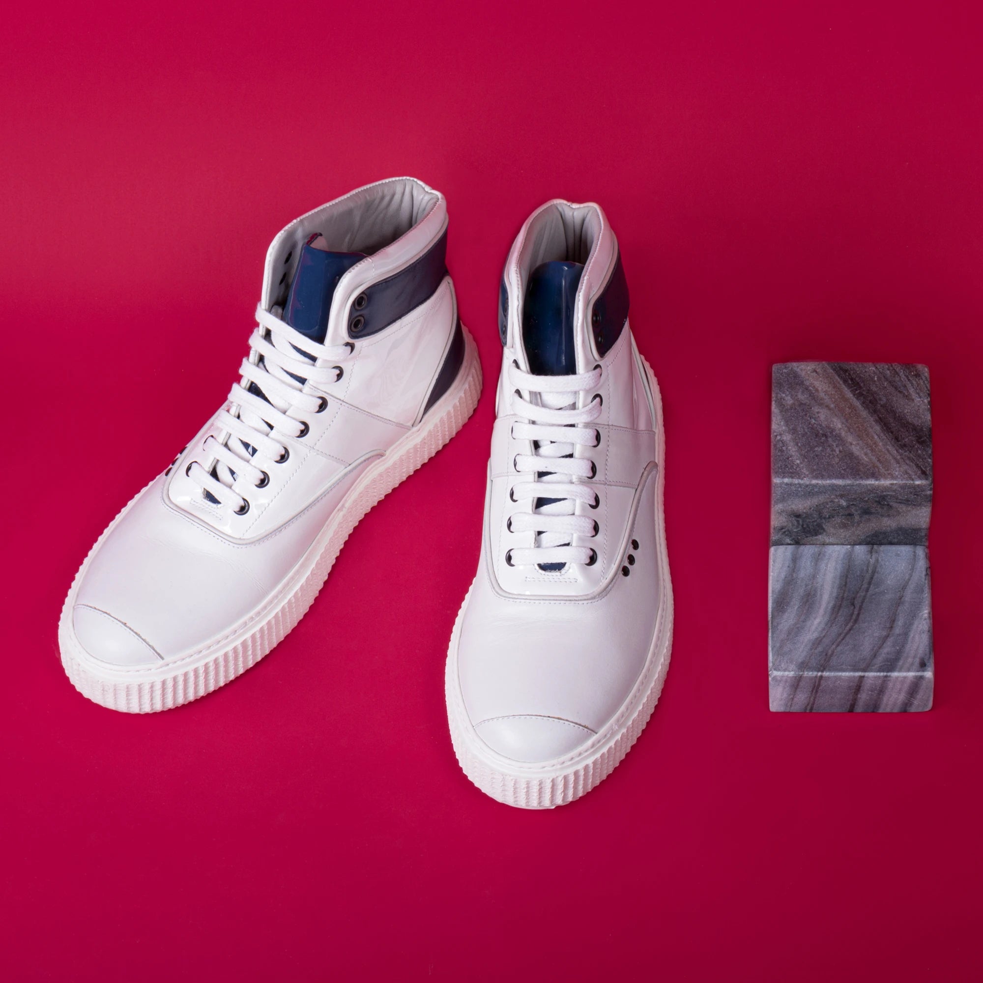Basket montante Heaker en cuir blanc et bleu